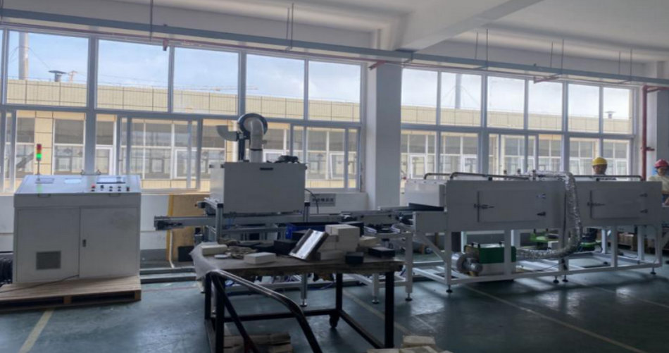 壹定发特瓷陶瓷橡胶复合衬板硫化喷胶线