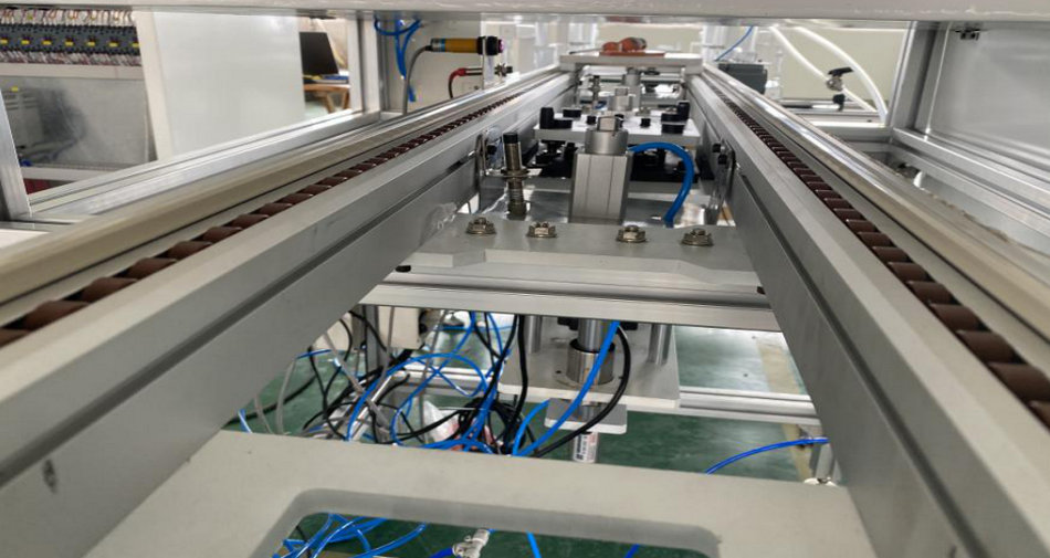 壹定发特瓷陶瓷橡胶复合衬板硫化喷胶线